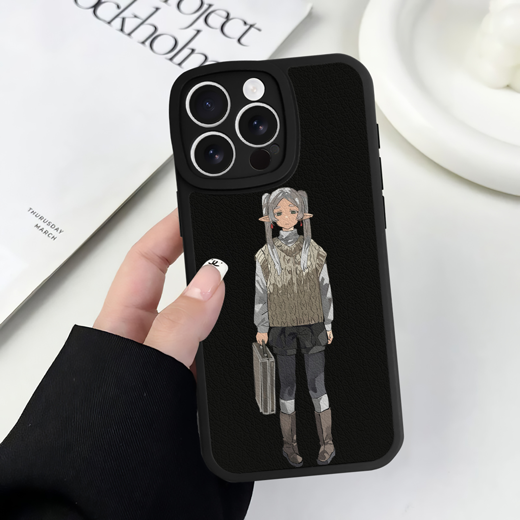 （画像用） 葬送のフリーレン Frieren 【iPhone 16シリーズ対応】シリコンスマホケース（レザー調） 材質：シリコン